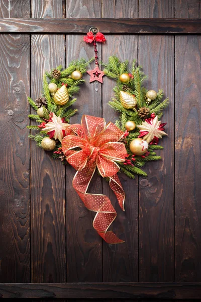 Corona de Navidad en la puerta de madera oscura —  Fotos de Stock