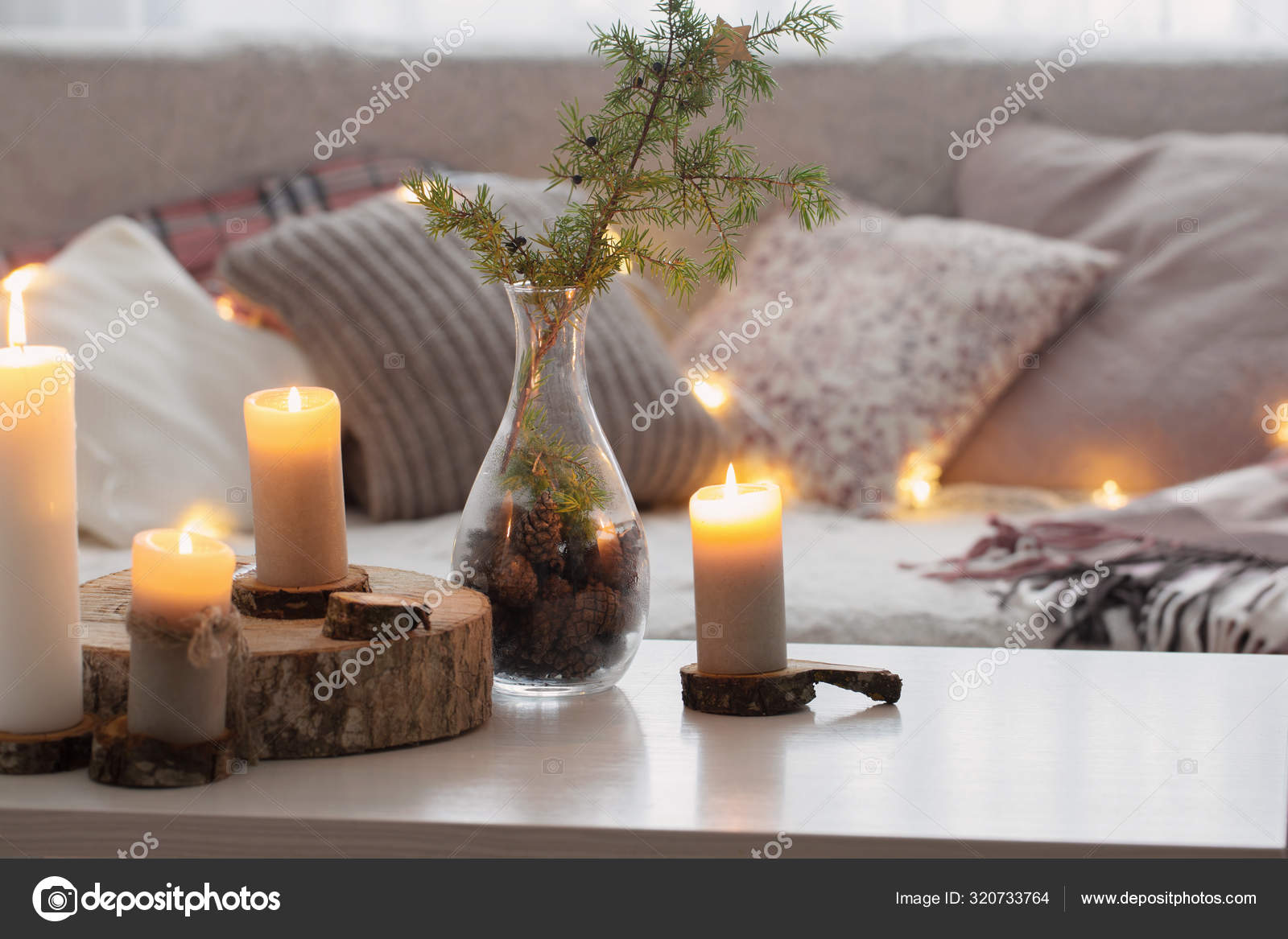 Komposition von Kerzen auf weißem Tisch vor dem