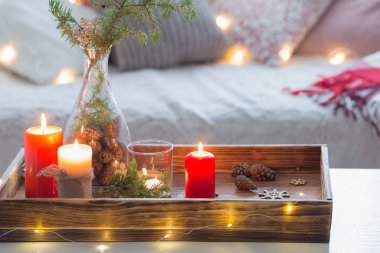 Beyaz masa agai 'de vazoda ardıç ile mumların bileşimi