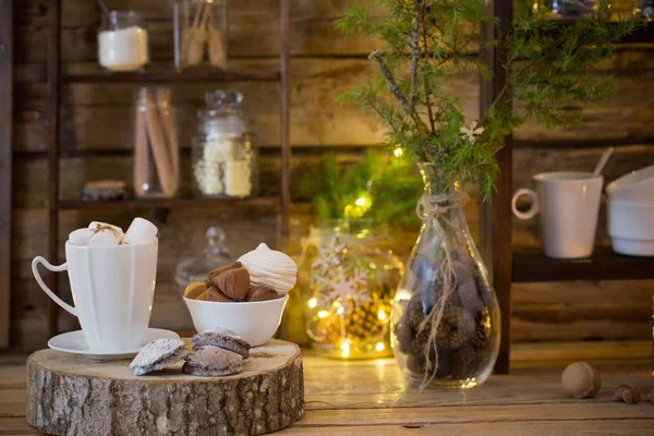 Barra de cacau de decoração de Natal com biscoitos e doces na velha wo — Fotografia de Stock