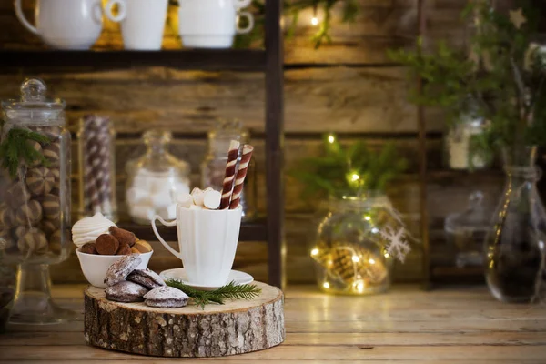 Weihnachtsdekoration Kakaobar mit Plätzchen und Süßigkeiten auf alten Platten — Stockfoto