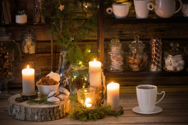 Decoración de Navidad barra de cacao con galletas y dulces en wo edad —  Fotos de Stock