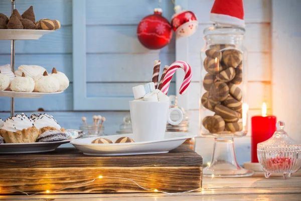 Weihnachtsbar Kakaodekoration mit Plätzchen und Süßigkeiten auf blauem Grund — Stockfoto