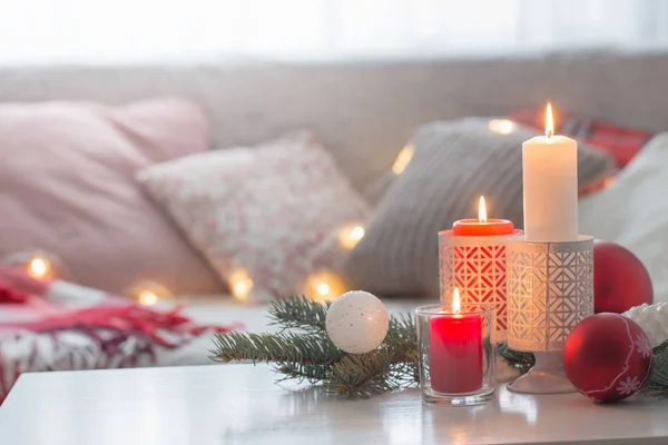 Weihnachtsdekoration mit Kerzen und Kugeln auf weißem Tisch drinnen — Stockfoto