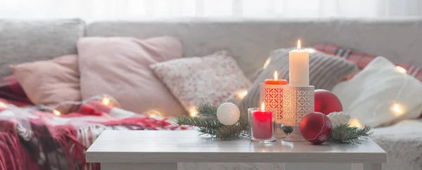 Weihnachtsdekoration mit Kerzen und Kugeln auf weißem Tisch drinnen — Stockfoto