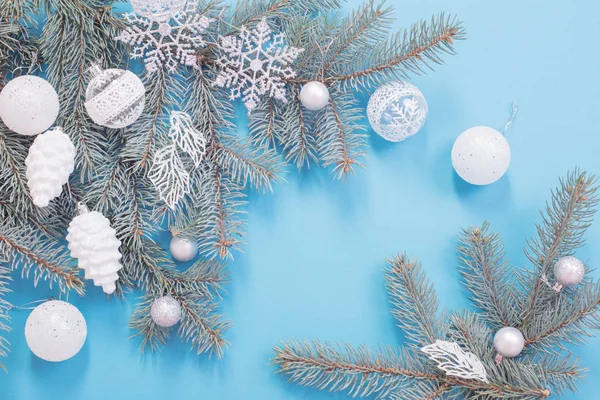 Decoraciones navideñas sobre fondo de papel azul — Foto de Stock