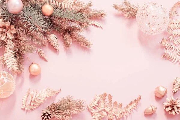 Hermoso fondo moderno de Navidad en oro y colores rosados —  Fotos de Stock