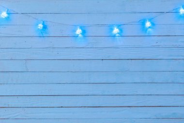 Buz küpünde mavi ampullü elektrik çelengi. 