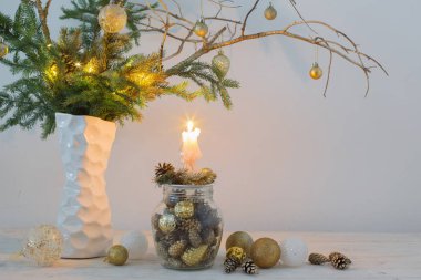 Beyaz arkaplanda beyaz vazoda Noel kompozisyonu 