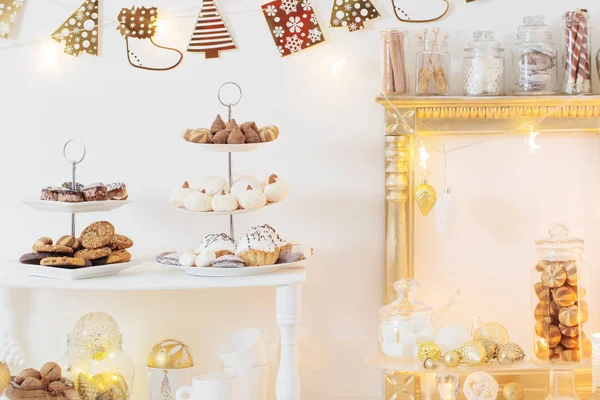 Рождественский какао-бар с печеньем и сладостями — стоковое фото