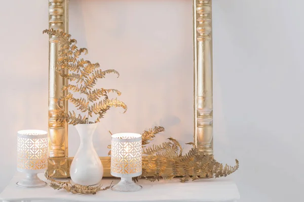Interiérová výzdoba s hořícími svíčkami na bílé dřevěné polici — Stock fotografie