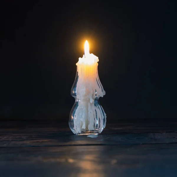 Bougie allumée en verre chandelier en forme d'arbre de Noël — Photo