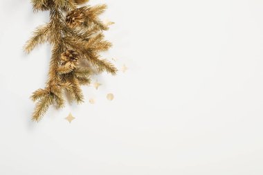 Beyaz arka planda altın Noel süslemeleri