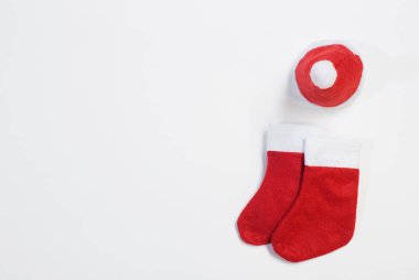 Beyaz arka planda kırmızı Noel Baba şapkası ve çorapları 