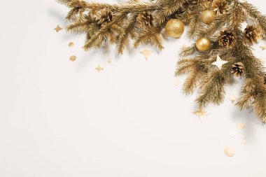 Beyaz arka planda altın Noel süslemeleri