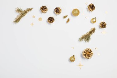 Beyaz arka planda altın Noel süslemeleri