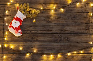 Yılbaşı çorabı ve hediyeler eski, siyah, ahşap sırtında asılı.