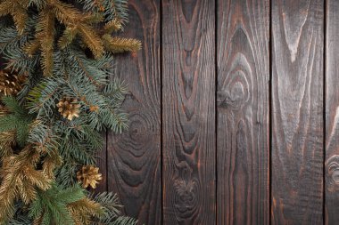 Eski, karanlık ahşap arka planda Noel köknar dalları 