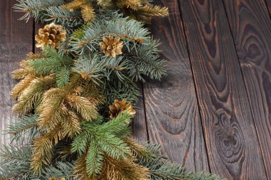 Eski, karanlık ahşap arka planda Noel köknar dalları 