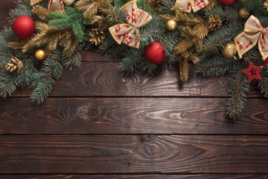 Eski, karanlık ahşap arka planda Noel dekoru olan köknar dalları 