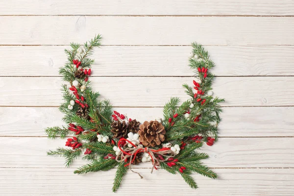 白い木の背景にクリスマスの花輪 — ストック写真