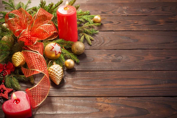 Decoração de Natal vermelho e dourado com vela ardente no woode — Fotografia de Stock