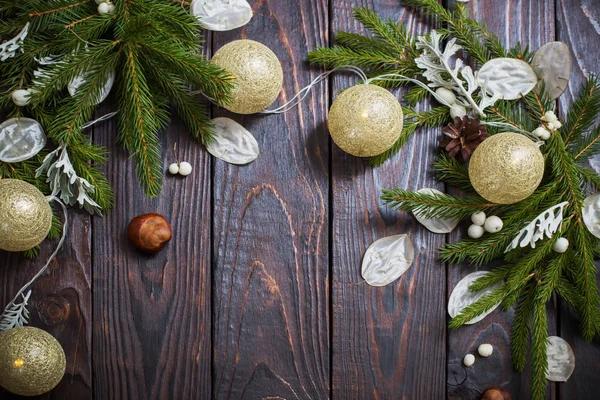 Decorações de Natal com luzes no fundo de madeira escura — Fotografia de Stock