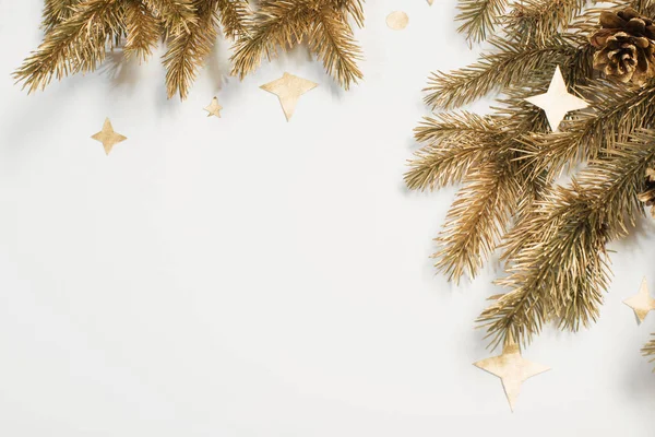 Złote ozdoby świąteczne na białym tle — Zdjęcie stockowe