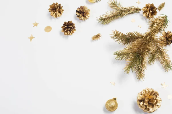 Decoraciones navideñas doradas sobre fondo blanco —  Fotos de Stock