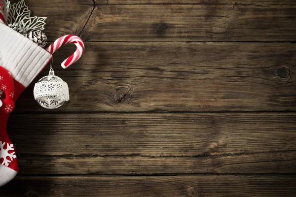 Calza di Natale con regali appesi su vecchio backgro di legno scuro — Foto Stock