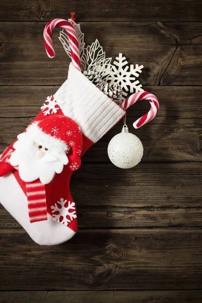 Medias de Navidad con regalos colgando en backgro de madera vieja oscura —  Fotos de Stock