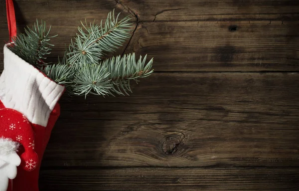 Medias de Navidad con regalos colgando en backgro de madera vieja oscura —  Fotos de Stock