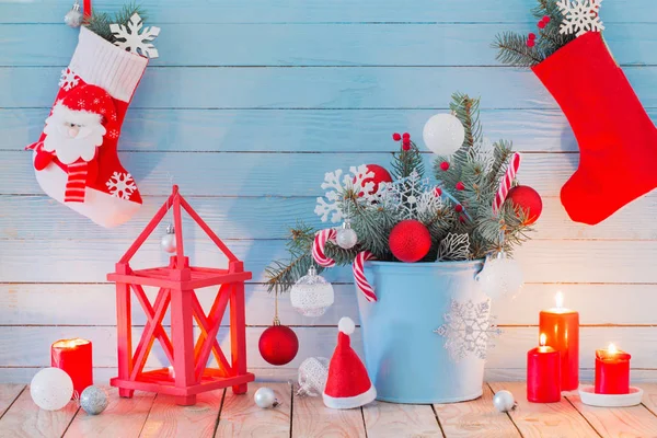 Decoraciones navideñas con velas encendidas sobre fondo de madera azul —  Fotos de Stock