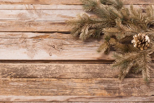 Ramos de abeto de Natal no velho fundo de madeira escura — Fotografia de Stock