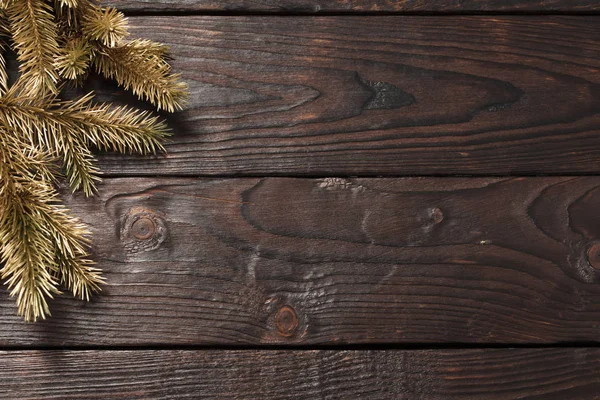 Branches de sapin de Noël sur vieux fond de bois foncé — Photo