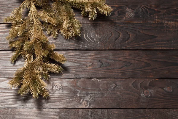 Vánoční jedle větve na starém tmavém dřevěném pozadí — Stock fotografie