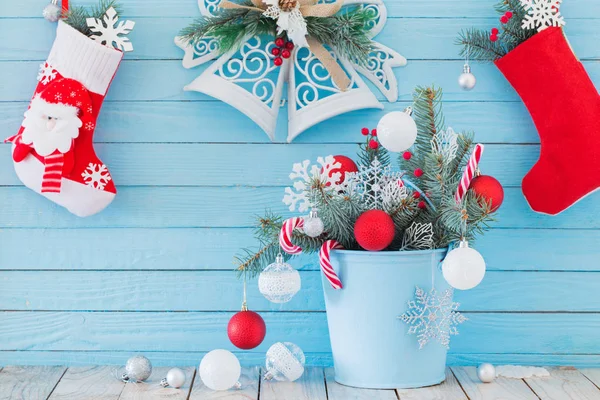 Vánoční punčocha a jedle větve v modré buchet na modré vlně — Stock fotografie