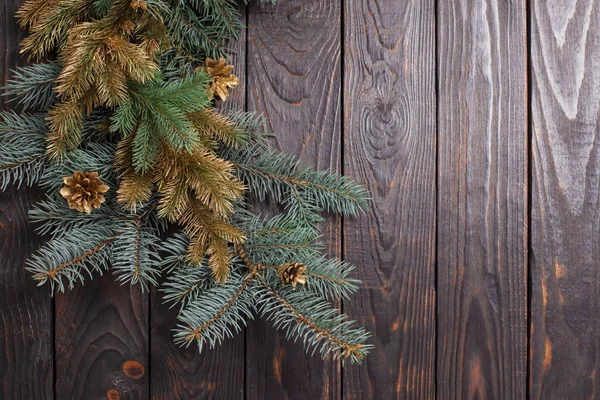 Karácsonyi fenyő ágak régi sötét fa háttér — Stock Fotó