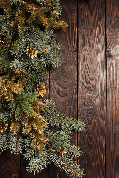 Ramas de abeto navideño sobre fondo viejo de madera oscura — Foto de Stock