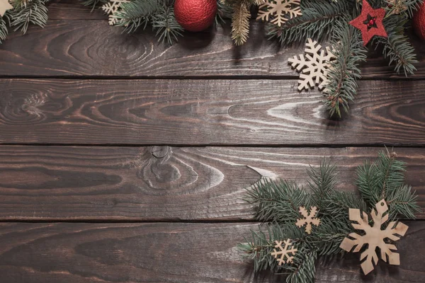 Sparren takken met kerstdecor op oude donkere houten achtergrond — Stockfoto