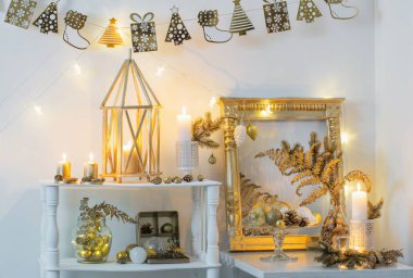 Beyaz iç döşemeli Noel altın dekoru 