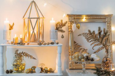 Beyaz iç döşemeli Noel altın dekoru 