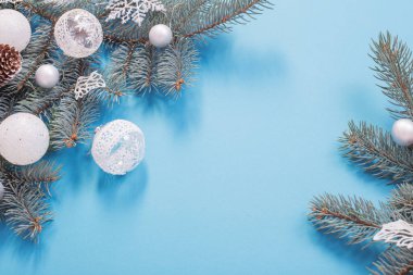 Mavi kağıt arka planda Noel süslemeleri 