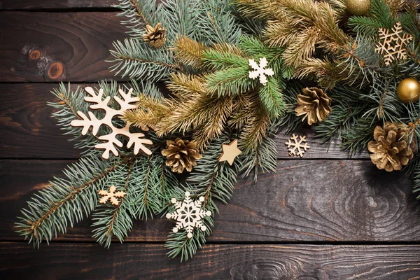 Gałązki jodły z wystrojem świątecznym na starym ciemnym drewnianym tle — Zdjęcie stockowe