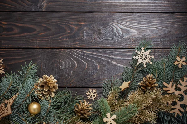 Ramas de abeto con decoración de Navidad sobre fondo de madera oscura vieja — Foto de Stock