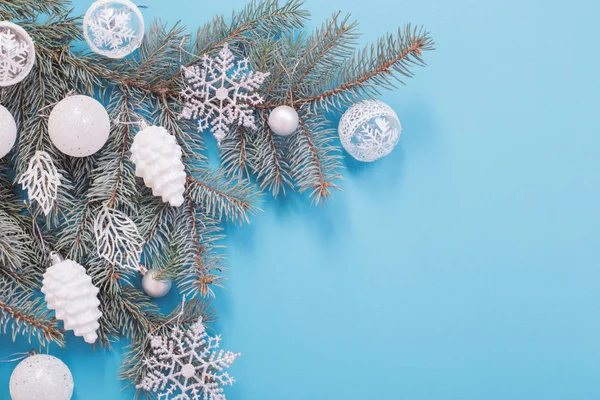 Decoraciones navideñas sobre fondo de papel azul —  Fotos de Stock