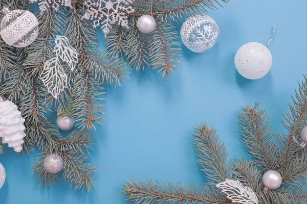 Decorações de Natal em fundo de papel azul — Fotografia de Stock