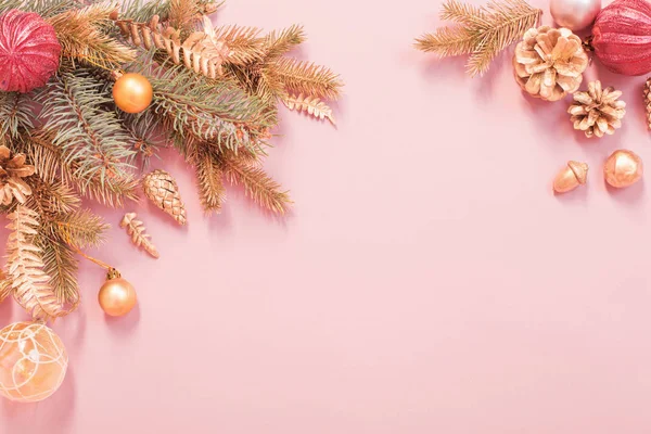 Fundo de Natal moderno bonito em cores douradas e rosa — Fotografia de Stock