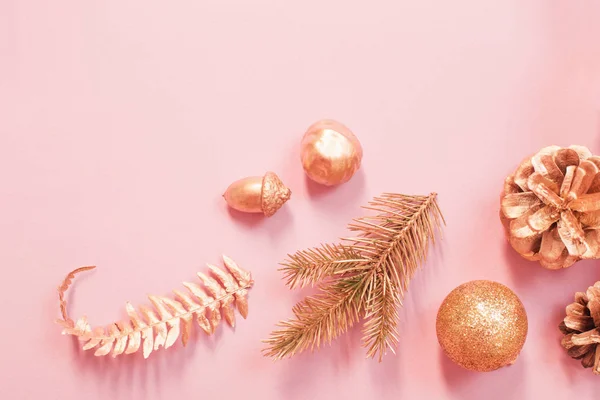 Schöne moderne Weihnachtshintergrund in Gold und rosa Farben — Stockfoto