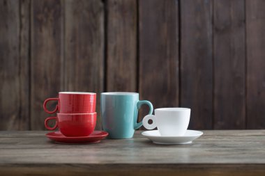 eski ahşap arka planda temiz fincan